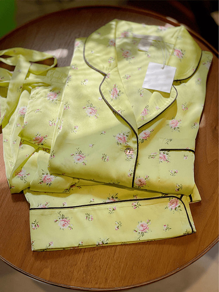 Fluoreszierendes, grünes Pyjama-Set mit langen Ärmeln und Blumenmuster